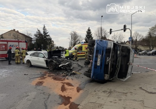 BMW wbiło się w autobus miejski. Pojazd przewrócił się na bok