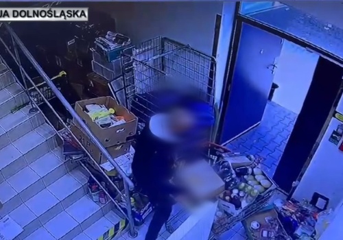 Niemoralny czyn młodzieńca na zapleczu Biedronki w Złotoryi. Gorzko tego pożałował