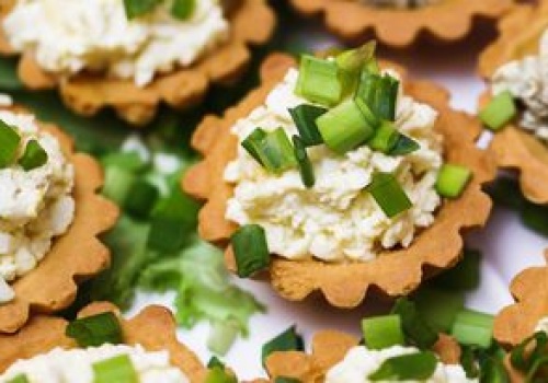 Pastę jajeczną podaj na kruchym spodzie. Proste babeczki na Wielkanoc