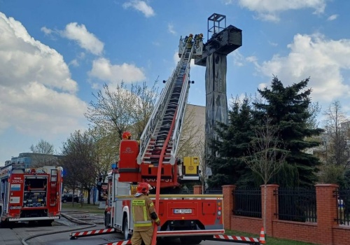 Pożar historycznego krzyża przy parafii św. Maksymiliana Kolbego w Warszawie