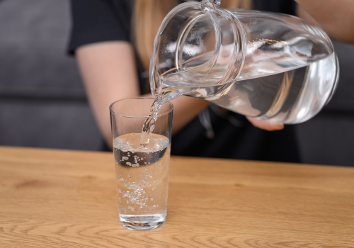 Ile wody dziennie trzeba pić? 8 szklanek dziennie to mit