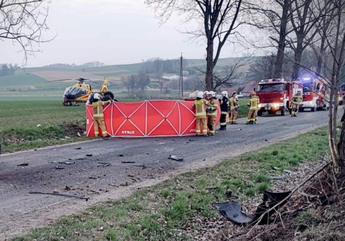 BMW wypadło z drogi i uderzyło w drzewo. Nie żyje 25-letni kierowca