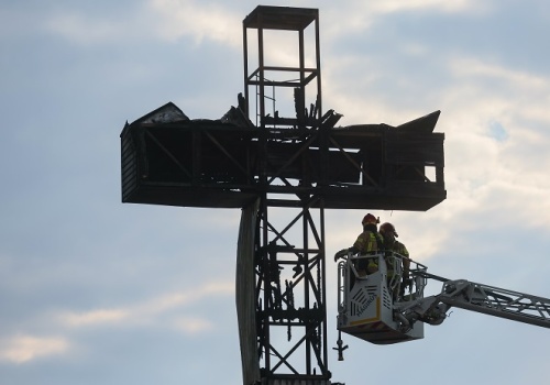 Komunikat Archidiecezji Warszawskiej po pożarze krzyża. „Zostanie odbudowany”