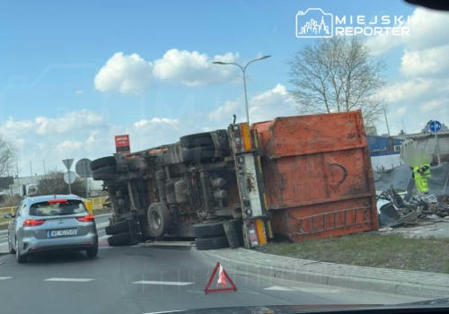 Zjeżdżając z ronda najechał na krawężnik. Przyczepa z odpadami wywróciła się na bok