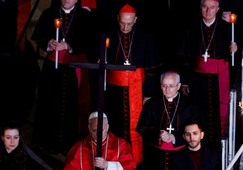 Droga Krzyżowa w rzymskim Koloseum. Leon XIV sam niesie krzyż