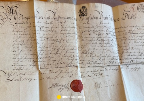 Niezwykłe odkrycie w lesie. Policjanci odzyskali cenny dokument sprzed ponad 270 lat