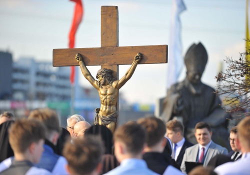 Wielki Piątek w Rzeszowie. Tłumy wiernych na Drodze Krzyżowej w Parku Papieskim