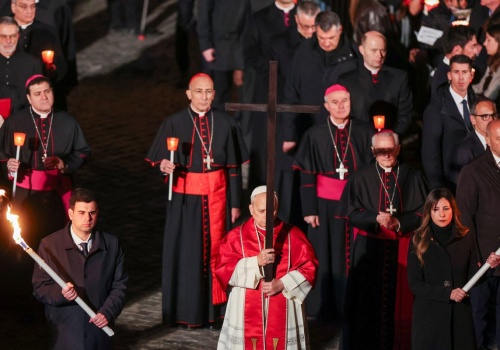 Papież Leon XIV przewodniczył Drodze Krzyżowej w rzymskim Koloseum