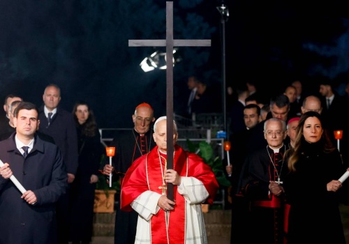 Wyjątkowa Droga Krzyżowa w Koloseum. Leon XIV sam poniósł krzyż
