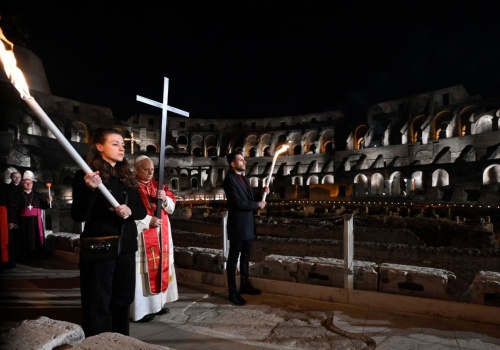 Droga Krzyżowa w Koloseum o pokoju i władzy wywołującej wojny