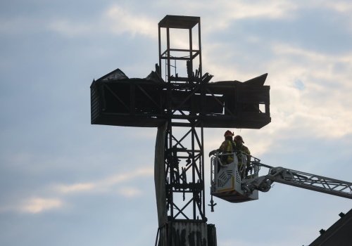 Parafianie o pożarze krzyża papieskiego: w tym wielkim smutku gromadzimy się na modlitwie