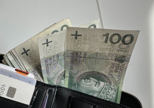 Praca za 12 tys. zł brutto i umowa. Nie wymagają wykształcenia, wystarczy prawo jazdy