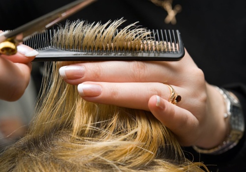 Retro fryzura odmładza w kilka minut. Granny bob podbija salony i robi efekt wow