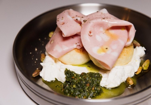 Nikt nie przyzna, że lubi. Jednak po cichu Polacy wcinają, aż miło. Niedocenione wędlina