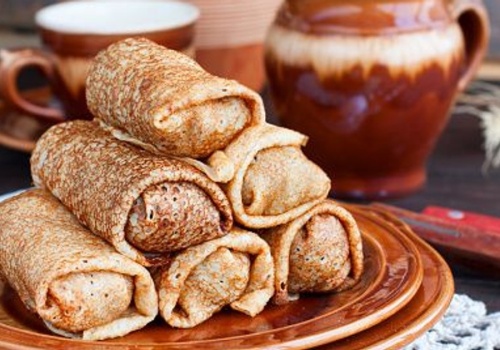 Wielkanocne naleśniki zachwycają smakiem. W środku prawdziwie świąteczne składniki