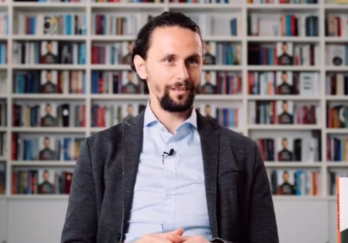 Grał z Lewandowskim. Rozdał pieniądze potrzebującym. 