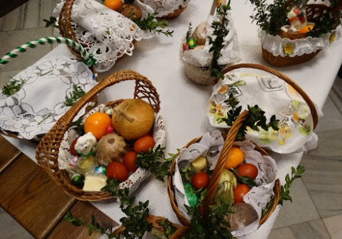 Co symbolizują pokarmy święcone w Wielką Sobotę?