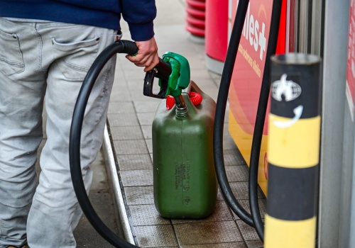 Przy zakupie benzyny w święta promocje pozwolą zejść poniżej 6 złotych za litr