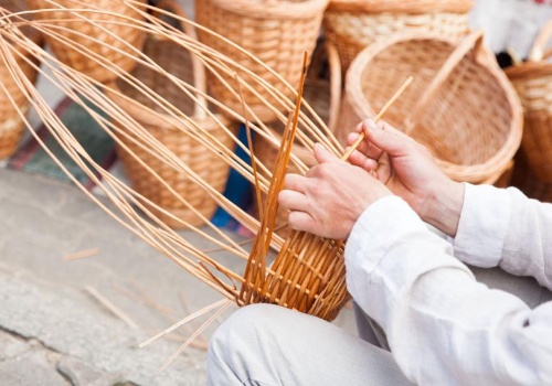8 tys. zł na rękę dla mistrza wyplotu. Ile zarabia się w polskim zagłębiu wikliniarskim?
