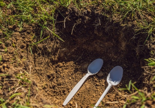 Kładę łyżkę na trawie w ogrodzie. Ta prosta czynność ma ogromne znacznie
