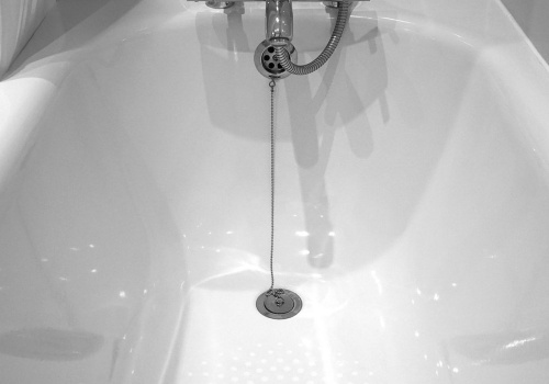 Jak wyczyścić wannę? Jeden prosty nawyk i koniec z kamieniem. Mało kto o tym pamięta