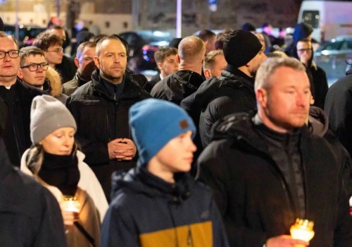 Pod osłoną nocy. Poruszające nabożeństwo z udziałem prezydenta Nawrockiego