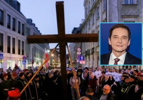 „Tylko miłość podnosi z upadku”. Rozważania Drogi Krzyżowej napisane przez Przemysława Babiarza