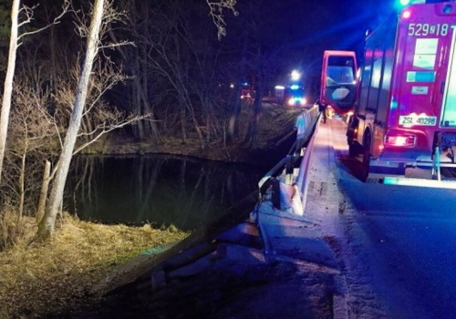 Samochód wjechał do rzeki. Tragiczny wypadek na Pomorzu