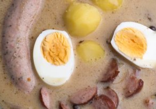 Żurek wyszedł zbyt kwaśny? Nie panikuj. Wypróbuj babciny trik, by go uratować