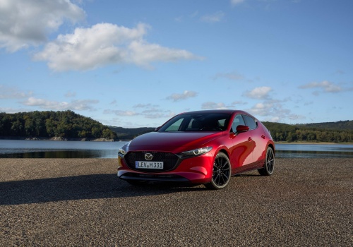 Japończycy grają va banque! Mazda nokautuje konkurencję wielkim silnikiem i świetnymi cenami z automatem