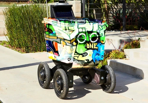 Roboty z jedzeniem ofiarami agresji. Wandali nie obchodzi, że czekasz na kebsa