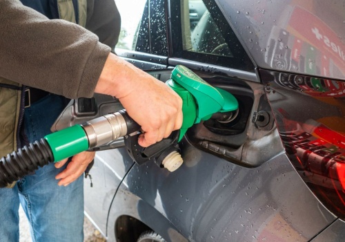 Tyle ma kosztować paliwo w Wielkanoc. Rząd mrozi ceny, a sąsiedzi ruszają na łowy