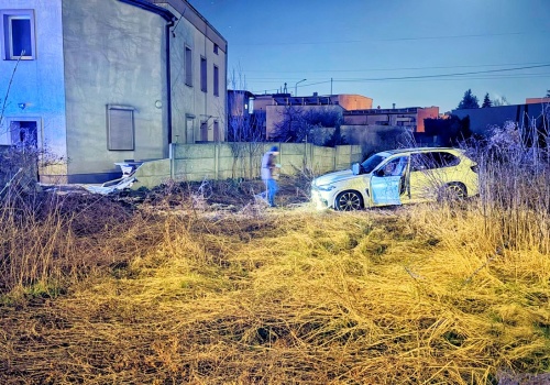 Uczył się latać BMW? Przeleciał nad rondem (ZDJĘCIA)