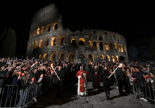 Droga Krzyżowa w Koloseum: każda władza odpowie przed Bogiem za rozpętanie wojny