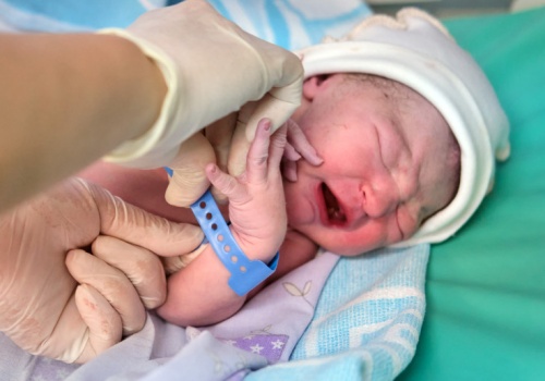 Nie zdążyli dojechać na porodówkę w Łańcucie. Dziecko urodziło się w karetce