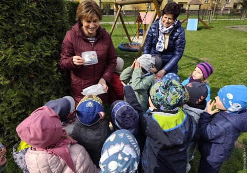 Wielkanocny tydzień w przedszkolu. Dzieci z Grabińskiej odwiedził zajączek