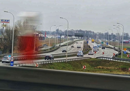 Kilkanaście radiowozów na sygnałach. Wiemy dokąd jadą