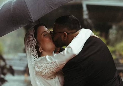 Czekali 1,5 roku na swój pierwszy pocałunek. 