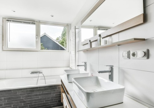 Nie chcesz mieć pleśni w łazience? Oto rozwiązania, które warto mieć u siebie. Problem znika