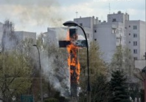 Pożar krzyża papieskiego w Warszawie. Policja ujawnia prawdopodobną przyczynę