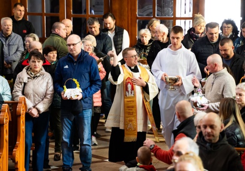 Święcenie pokarmów w kościołach regionu radomskiego. Tłumy wiernych i wielkanocna atmosfera