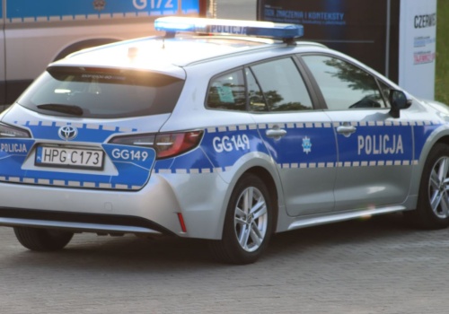 Interwencja policji w Krakowie. Pobudzonego 34-latka obezwładniono na klatce schodowej