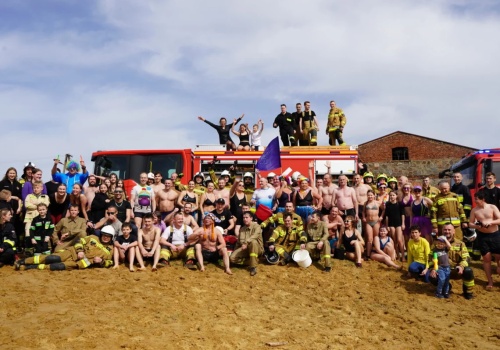 Poranek dla aktywnych. Wielka wodna bitwa morsów i strażaków w Lisowicach