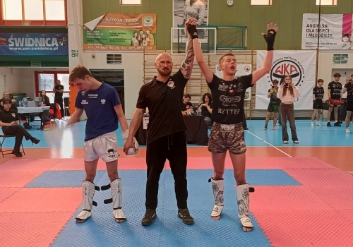 Świdnicki fighter z pasem mistrzowskim WKA