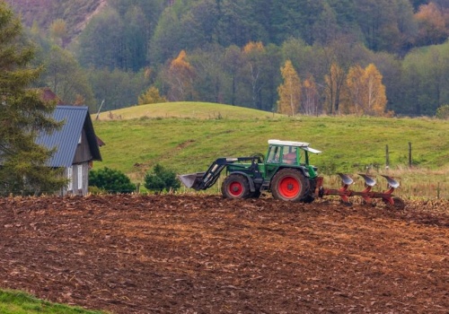 Koniec dyktatu „miastowych” na wsi. Rolnik nie zapłaci już kary za to, że pracuje