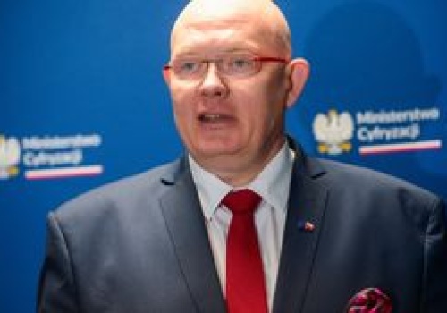 Ta funkcja nie działa w Polsce. Wiceminister pyta operatorów