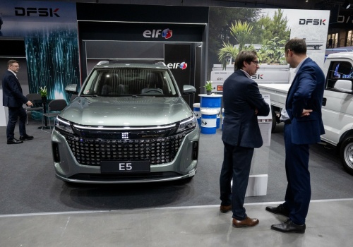 Polski paradoks. Ceny paliw ostro w górę, sprzedaż samochodów też