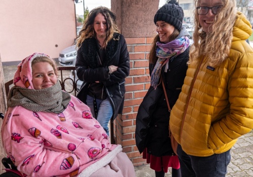 Przyjaciele wsparli Kamilę. Takiej kolejki chyba jeszcze tam nie było