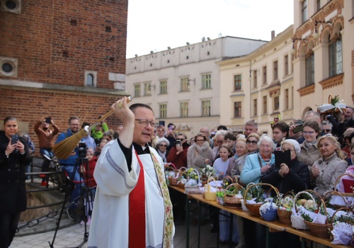 „Prawda tych świąt jest zawarta w tych pokarmach”. Tłumy krakowian na święceniu przed Mariackim (Galeria)