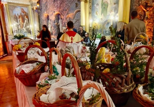 200 metrów w dół. Podziemna tradycja przyciąga tłumy Polaków